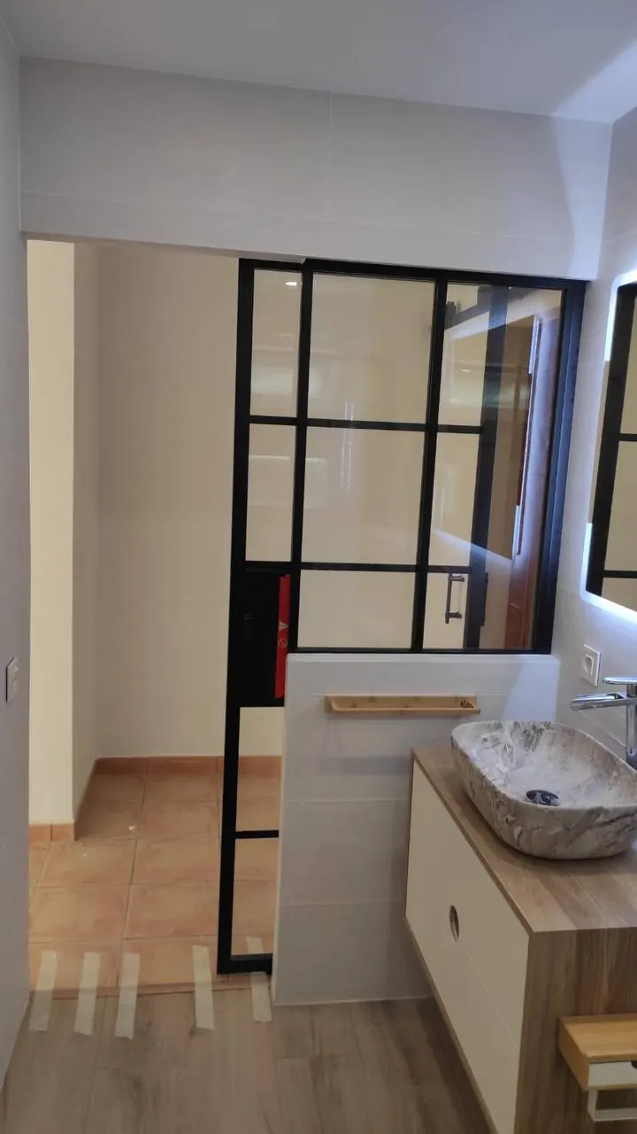 Санвузол зі скляною loft-перегородкою та кам'яною раковиною