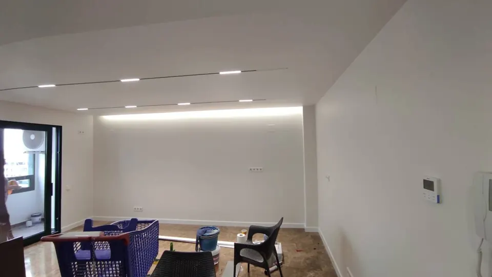 Вітальня з трековим LED-освітленням після ремонту
