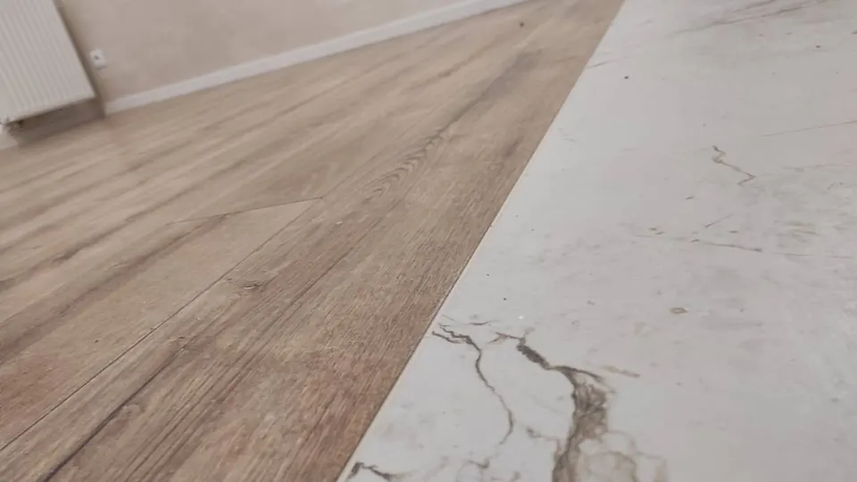 Стик ламінату та плитки під мармур без поріжка