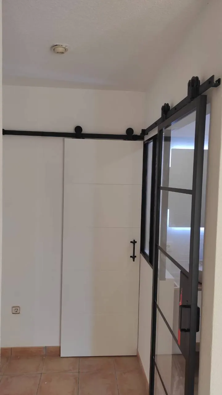 Розсувні двері поруч зі скляною loft-перегородкою